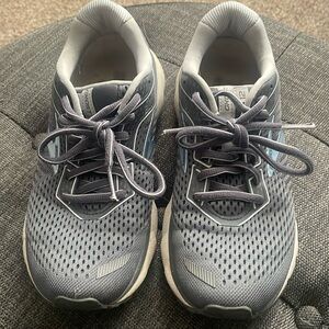 Grey Brooks sneakers size 7